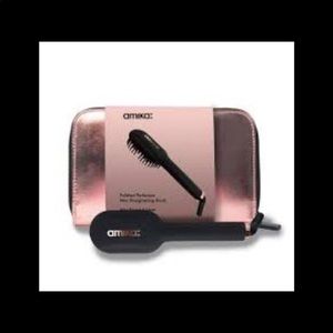 Amika Polished Perfection Mini Straightening Brush